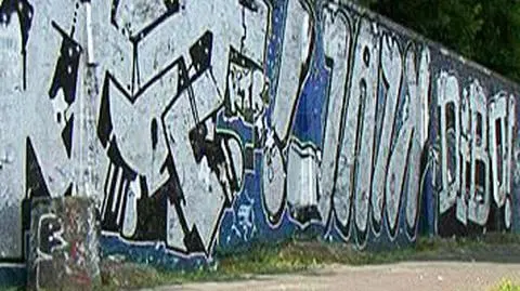 Graffiti zniknie z muru wyścigów