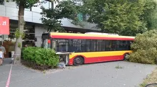 Autobus uderzył w drzewo