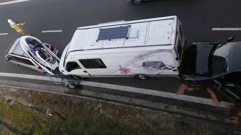 Zderzenie na węźle Opacz: trzy samochody, bus i... skuter wodny