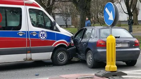 Karetka zderzyła się z dwoma samochodami