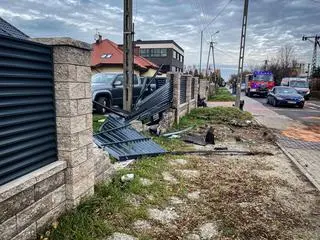 Samochód uderzył w ogrodzenie 