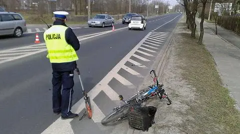 Rowerzysta wpadł pod forda