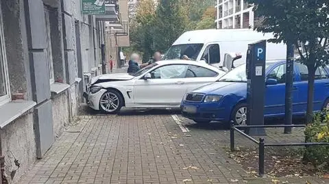 Auto uderzyło w ścianę. "Kierująca prawdopodobnie pomyliła pedały"
