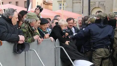 Przez barierki przed Pałac: posłowie PiS składali wieńce