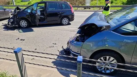 Trzy auta zderzyły się na S8. Cztery osoby, w tym dzieci, zabrane do szpitala 