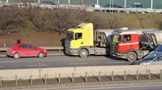 Zderzenie ciężarówki z samochodem osobowym w alei Armii Krajowej