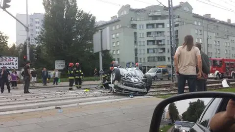 Wypadek na Powstańców. Dachowanie na torowisku. 