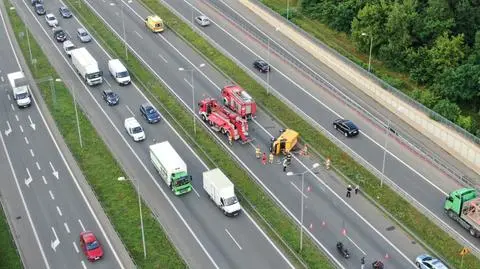 Bus na boku. W czasie stawiania auta na koła, całkowicie zablokowali S8