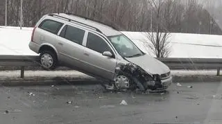 Samochód na barierkach