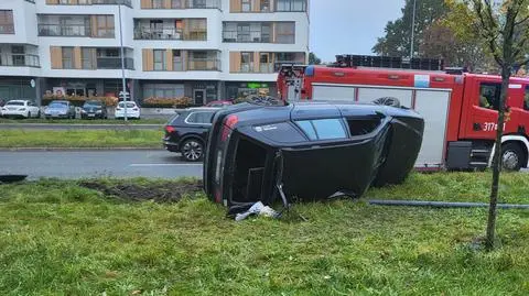 Kierowca wjechał w słup, auto przewróciło się na bok. Ranny pasażer