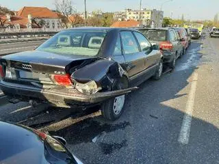 Kolizja kilku samochodów na Trasie Łazienkowskiej