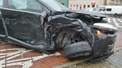 Wypadek w alei Jana Pawła II. Dwie osoby ranne