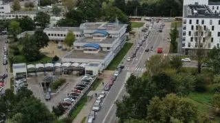 Sznur aut w kolejce do punktu badań drive-thru