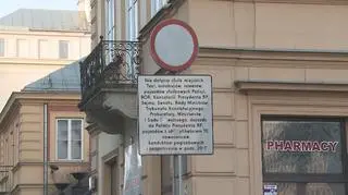 Kierowca zignorował znak zakazu ruchu w obu kierunkach