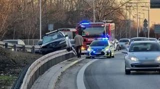 Auto wpadło na barierki na Wisłostradzie