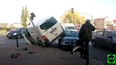 Volkswagen zawisł na saabie.  Kolizja w al. Krakowskiej