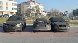 Spalone samochody na parkingu