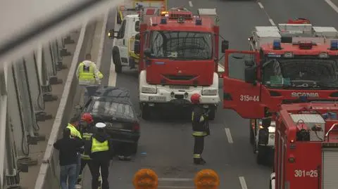 Samochód na barierach. Ranna kobieta w ciąży