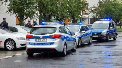 Policjanci zatrzymali auto z trzema pijanymi osobami, żadna nie przyznaje się do kierowania