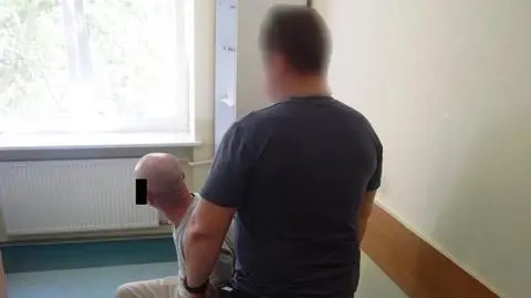 Ścigany listem gończym "schował się za stertą drewna"