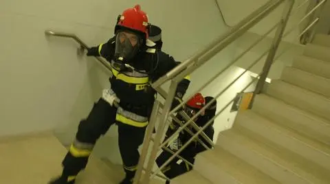 W maskach i mudurach pokonali 836 schodów. Biegli na szczyt Rondo 1