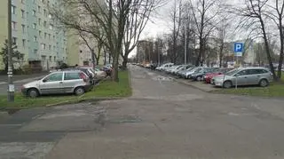 Na Bielanach parkuje coraz więcej samochodów