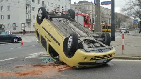 Groźny wypadek na Popiełuszki. Jedna osoba w szpitalu