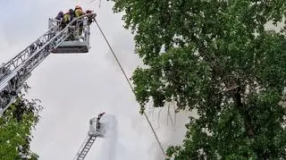 Strażacy gaszą ogień z podnośników 