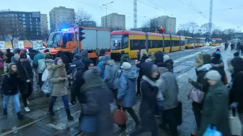 Uszkodzone sieć i pantograf. Tramwaje utknęły na Kercelaku