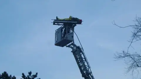 Ściągali rannego robotnika z szóstego piętra