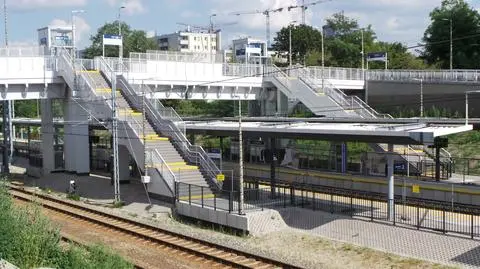 Kładka gotowa, ale zamknięta, bo ulica nie jest drogą