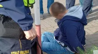 Zatrzymanego mężczyznę zabrali na przesłuchanie policjanci 