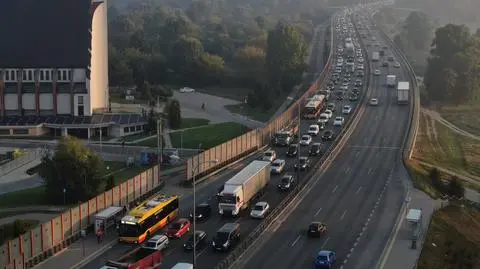 "Rozbity samochód blokował środkowy pas". Trasa Siekierkowska stała w korku