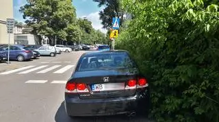 Zaparkowane auto przy przejściu dla pieszych