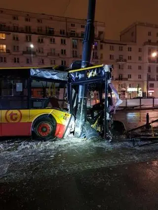 Autobus uderzył w słup trakcji 