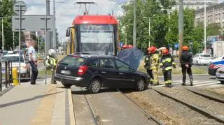 Samochód wjechał pod tramwaj