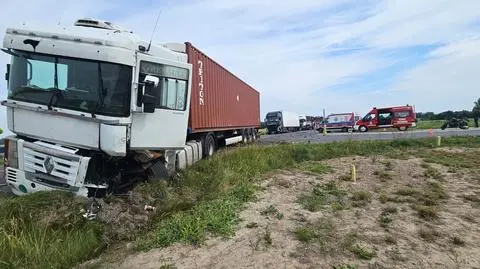 Tir w rowie, auto osobowe w polu. Utrudnienia na krajowej "50"