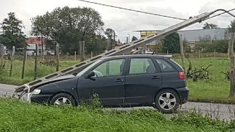 Białołęka: samochód uderzył w latarnię