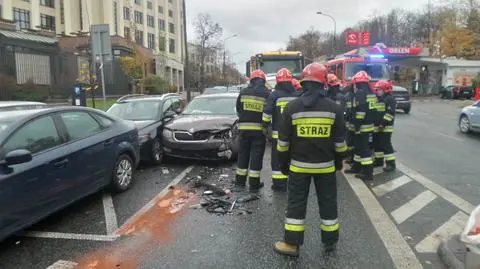 Poślizg i zderzenie ze skodą. Wpadła na zaparkowane auta