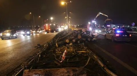 500 zł mandatu za paraliż miasta. Jechał za szybko, zgubił ładunek