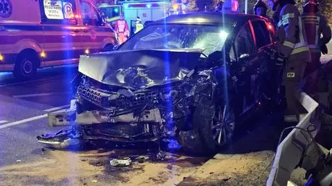 Nocna kolizja dwóch aut na Okęciu. "Sprawczyni ukarana mandatem"
