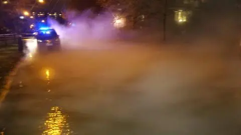 Kłęby pary i auta tonące w gorącej wodzie