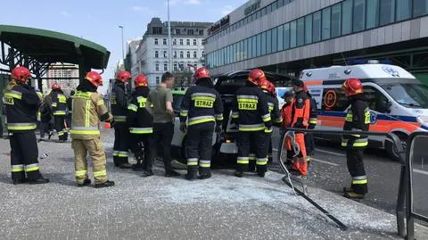 Zderzenie dwóch aut, jedno wjechało w przystanek. Ranni