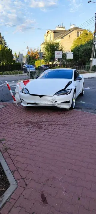 Tesla podczas wyścigu uderzyła w barierki