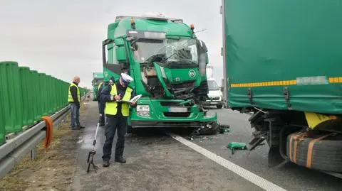 Dwa zderzenia na S8. Jeden z kierowców w szpitalu