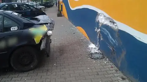 Przewóz osób wjechał w mur. Pasażerka ranna
