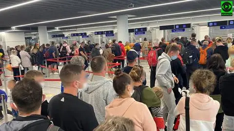 Tłum i brak dystansu na lotnisku. "Doszło do nagromadzenia lotów"