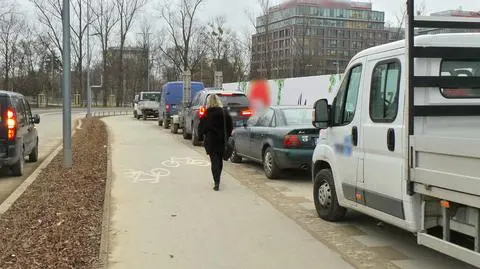 Przyjeżdżają na budowę, chodnik zamienili w parking, trawnik w klepisko