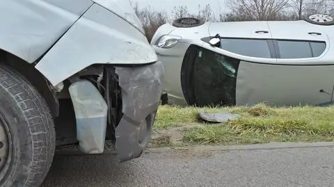 Dachowanie na Wirażowej, wypadek w Rembertowie. Do szpitala trafiło 8-letnie dziecko