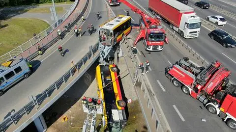 Akcja podnoszenia wraku autobusu na trasie S8